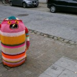 yarn bombing sur une poubelle