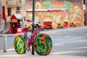 Yarn bombing sur un vélo