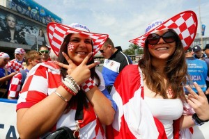 Supportrices croates habillées du drapeau