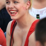 Supportrice croate rasée qui tire la langue