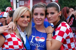 Supportrices croates qui aiment le football