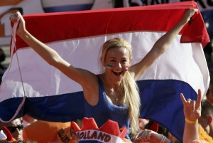 Supportrice des Pays-Bas avec un grand drapeau