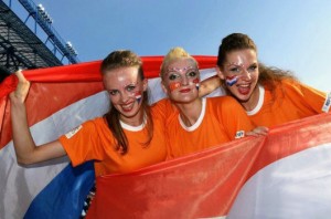 Jolies supportrices enroulées dans le drapeau des Pays-Bas