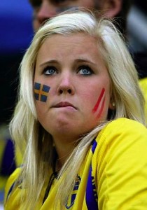 Supportrice suédoise stressée