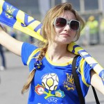 Supportrice Ukraine avec écharpe