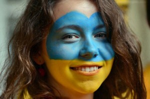 Supportrice ukrainienne au visage peint