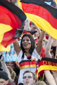 Supportrice allemande lève les bras au ciel