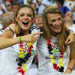 Deux supportrices blondes