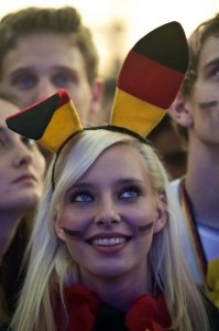 Supportrice allemande avec des oreilles de lapin