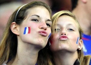 Deux supportrices duck face