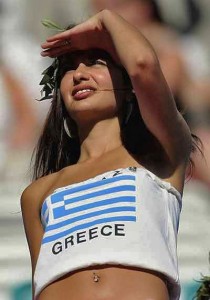 Supportrice grecque habillée avec le drapeau