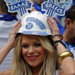 Supportrice grecque à chapeau