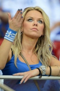 Supportrice blonde encourageant la Grèce