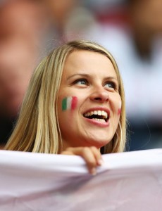 Supportrice italienne blonde