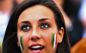 Supportrice italienne en pleine action