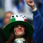 Supportrice italienne levant le point