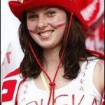 Supportrice de la Pologne à chapeau