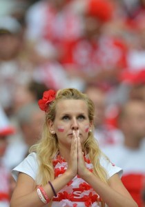 Supportrice polonaise faisant un prière