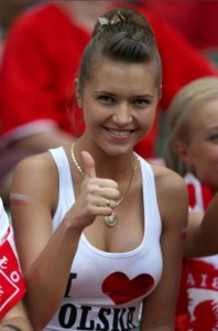 Supportrice polonaise : pouce levé