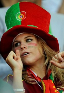 Supportrice portugaise avec chapeau