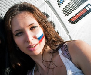 Supportrice russe posant pour la photo