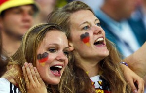 Deux supportrices chantent